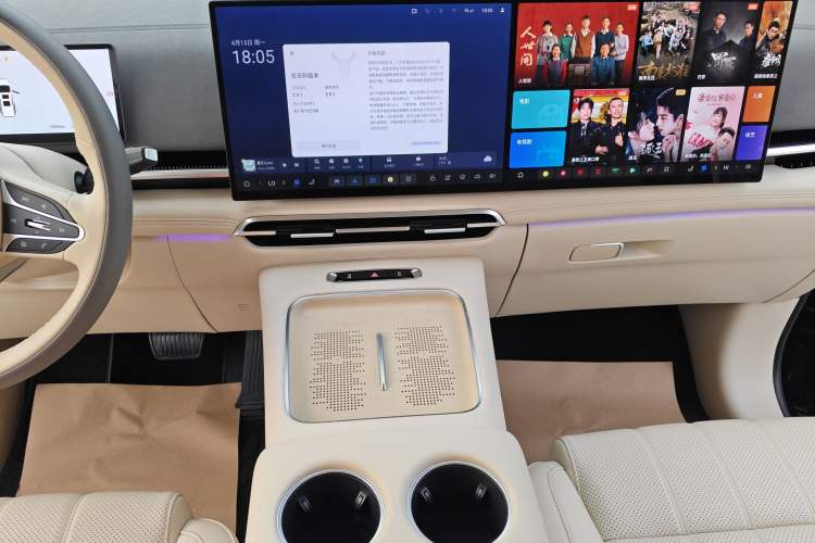 Used VOYAH Dream 2025 PHEV Four-Wheel-Drive Flagship Kunpeng Edition Audio And AC Panel