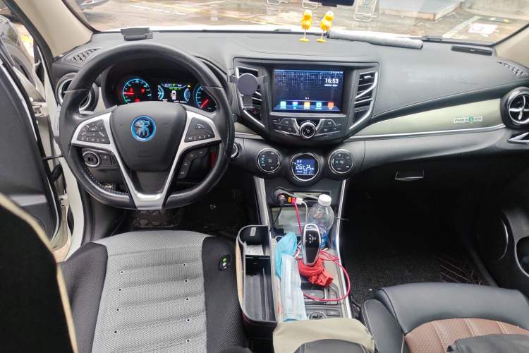 Used BYD Song New Energy 2017 Song DM 1.5TID All-Wheel Drive Luxury Model Center Console