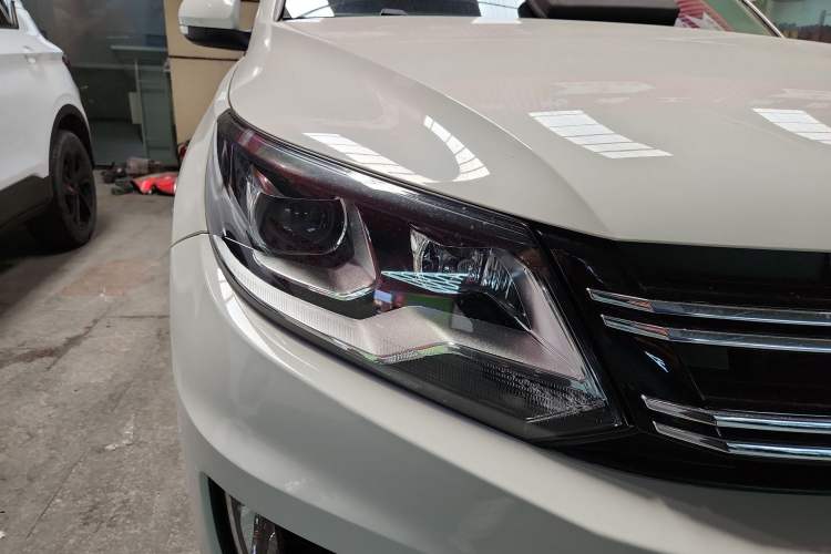 Used Volkswagen Tiguan 2017 300TSI Automatic Two-Wheel Drive Silk Road Comfort Edition Right Front Headlight