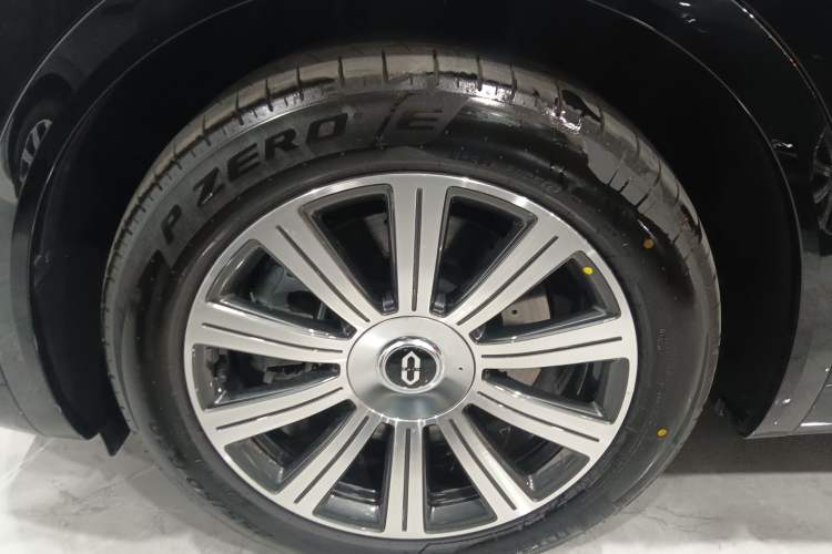 Used Hima AITO M8 2025 Extended-Range Max+ Version 53.4 kWh 6-Seater Edition Exterior 4