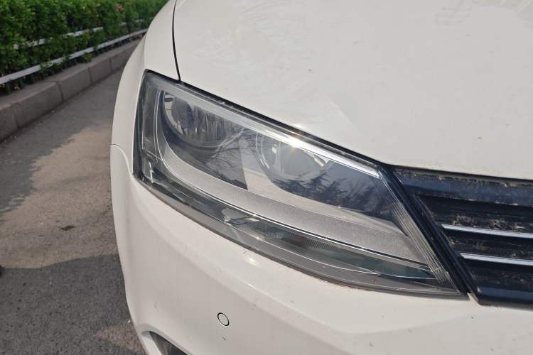 Used Volkswagen Sagitar 2012 1.4TSI Automatic Luxury Edition Right Front Headlight