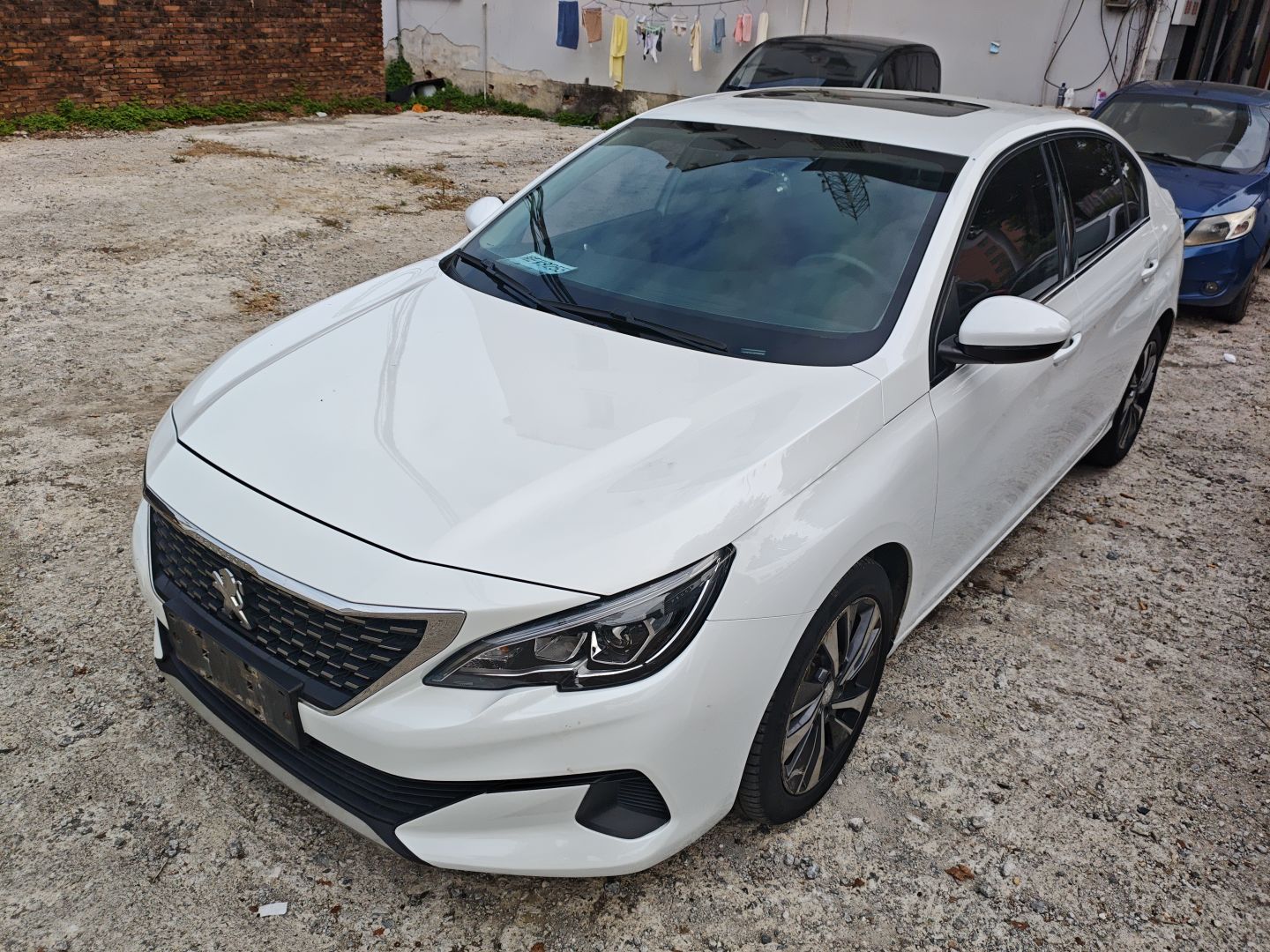 تحت مقدمة السيارة