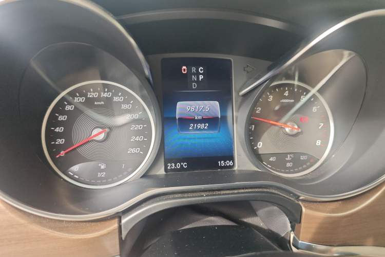 Used Mercedes-Benz V-Class 2022 V 260 L Long-wheelbase Luxury Edition Odometer Close Up