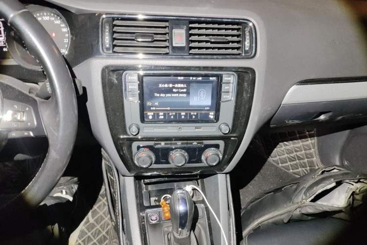 Used Volkswagen Sagitar 2018 280TSI DSG Ignite Edition Audio And AC Panel