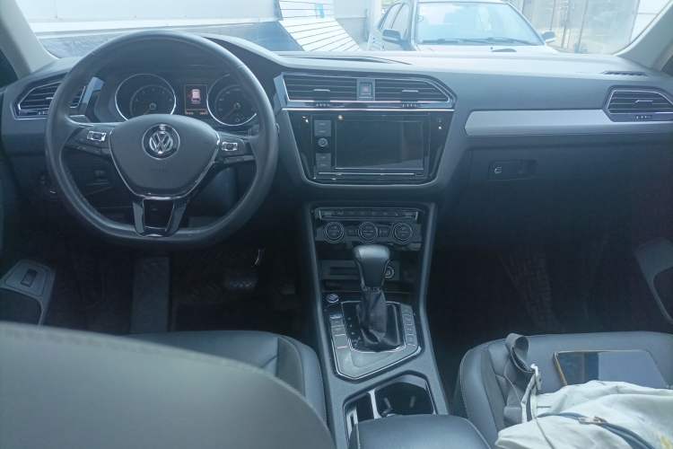 Used Volkswagen Tiguan L 2019 330TSI Automatic Two-Wheel Drive Smart Luxury Version China VI Standard Center Console