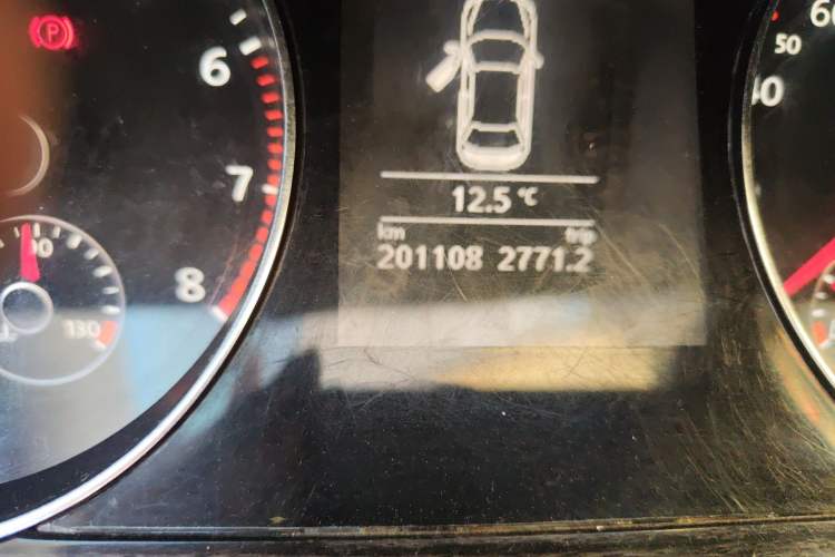 Used Volkswagen Magotan 2013 2.0 TSI Prestige Model Odometer Close Up