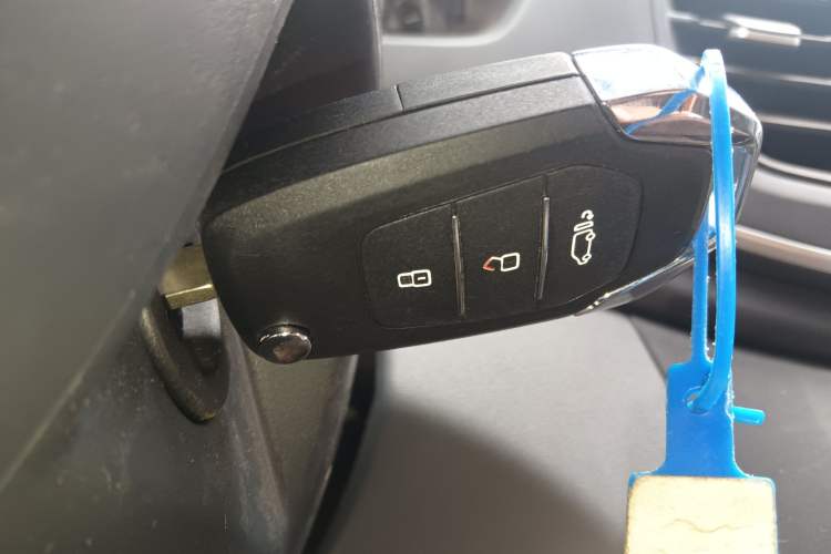 Used SAIC MAXUS Xintu V80 2025 Value Edition Aoyuntong 2.0T Manual Short Wheelbase Mid-Height 127 Ps 7/9 Seats