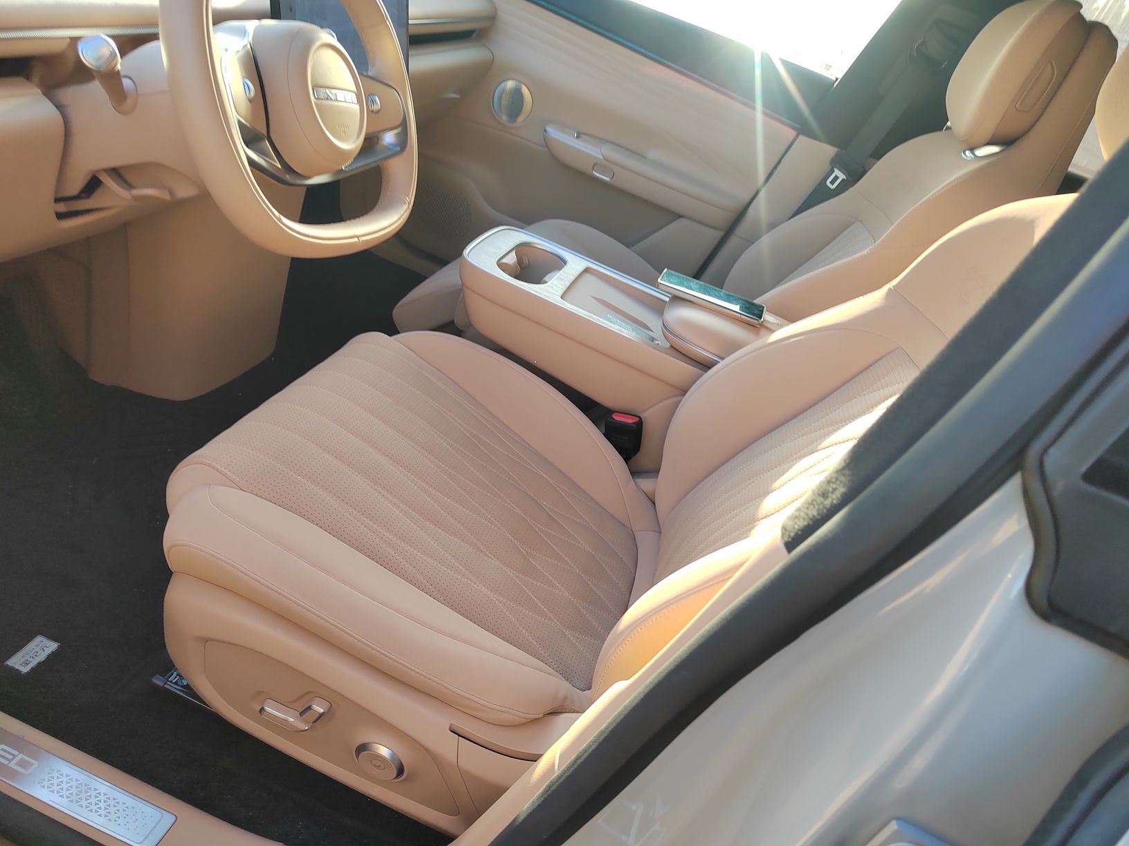 المقاعد الأمامية داخل السيارة