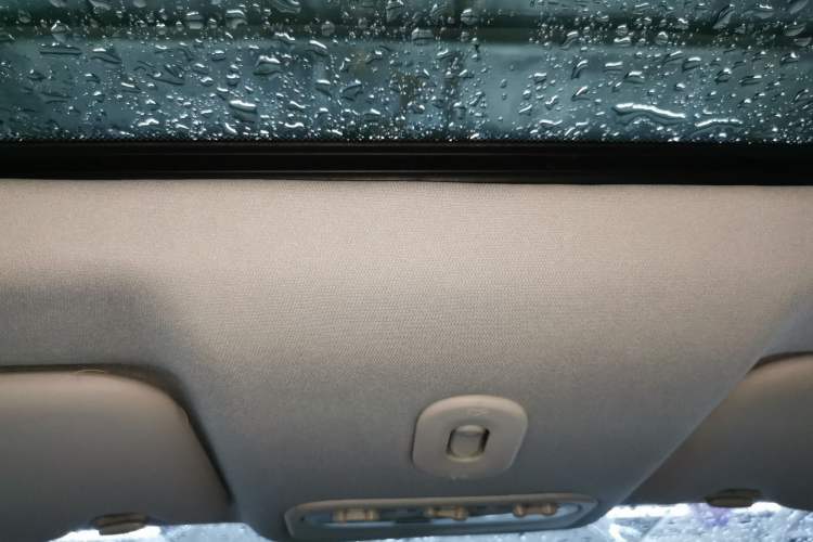 Used Venucia T70X 2016 2.0L CVT SmartFun Sport Edition