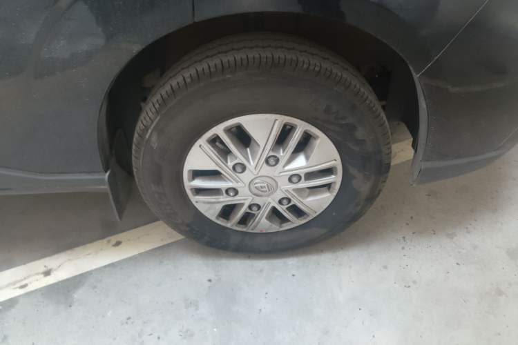 Used SAIC MAXUS Xintu V70 2023 2.0T Elite Edition Manual Transmission Short Wheelbase Low Roof 5/6 Seats (125 hp) Right Front Wheel Hub