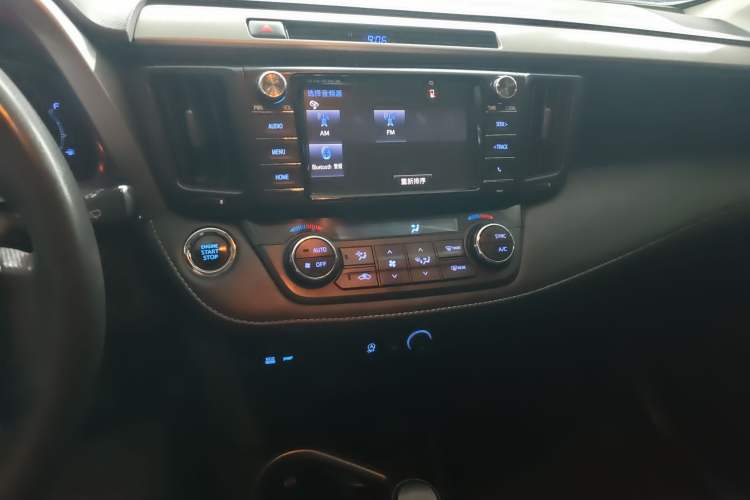 Used Toyota RAV4 2016 2.0L CVT Two-Wheel Drive Fashion Edition China V Standard Audio And AC Panel