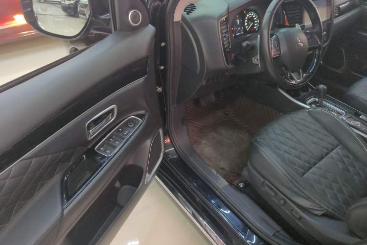 Used Mitsubishi Outlander 2021 2.4L 4x4 Zhi Xiang Edition 7 Seats Driver Seat
