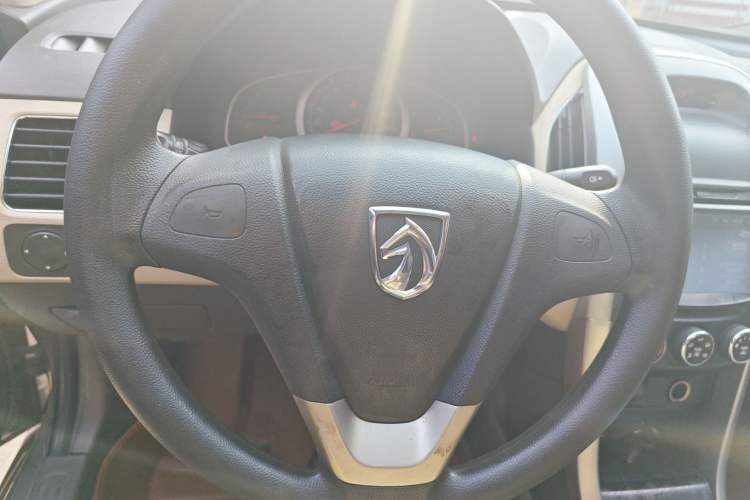 Used Baojun 630 2013 1.5L manual standard version
