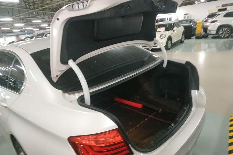 Used BMW 5 Series 2014 520Li Elegant Model
