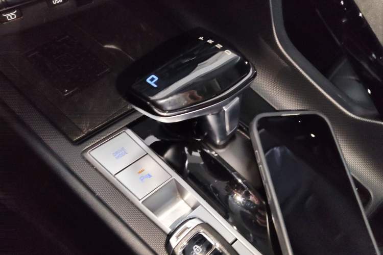 Used Hyundai Elantra 2023 1.5L CVT LUX Prestige Edition Gear Lever