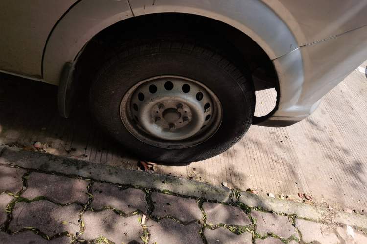 Used Dongfeng Yufeng 2023 V9+ 2.0T Manual Front-Wheel-Drive Multi-Function Mid-Roof Van with 7/8/9 Seats Right Front Wheel Hub