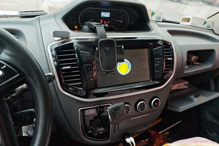 Used SAIC MAXUS Xintu V80 2018 2.5T AMT Aoyuntong Short Wheelbase Mid-Roof 5-6 Seater
