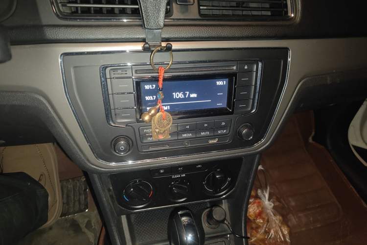 Used Volkswagen Lavida 2017 1.6L Automatic Comfort Edition Audio And AC Panel