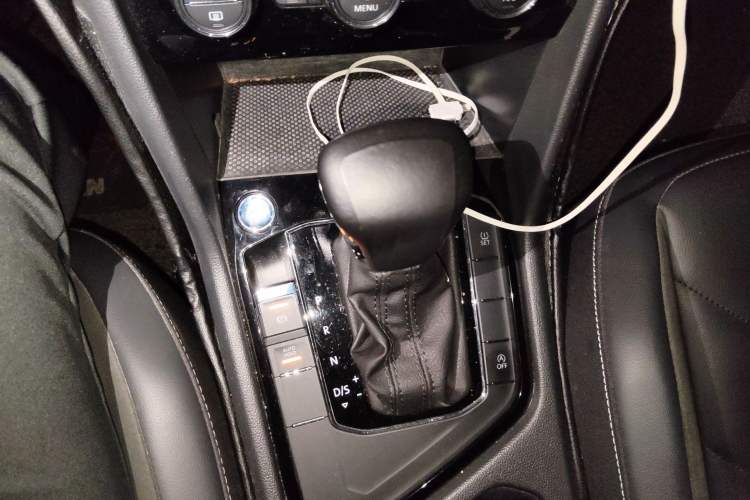 Used Volkswagen Tiguan L 2018 Revised Version 330TSI Automatic Two-Wheel Drive Comfort Edition Gear Lever