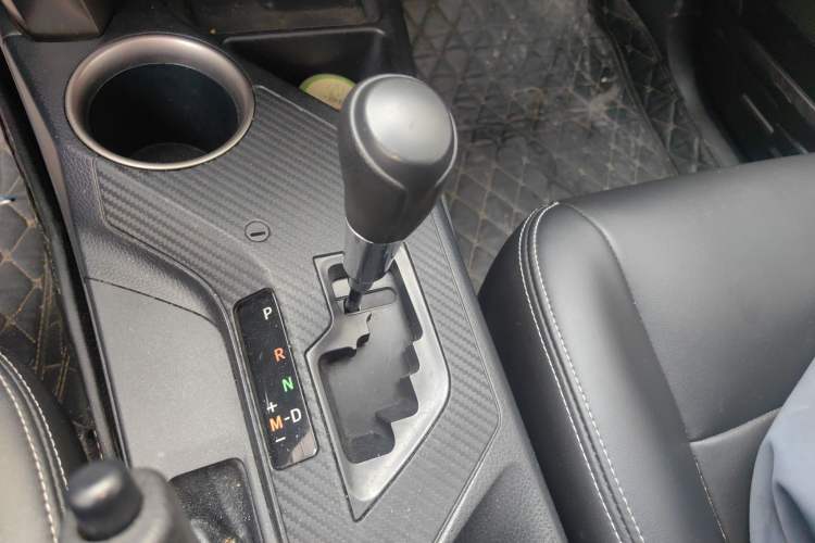 Used Toyota RAV4 2016 2.0L CVT Two-Wheel Drive Fashion Edition China V Standard Gear Lever