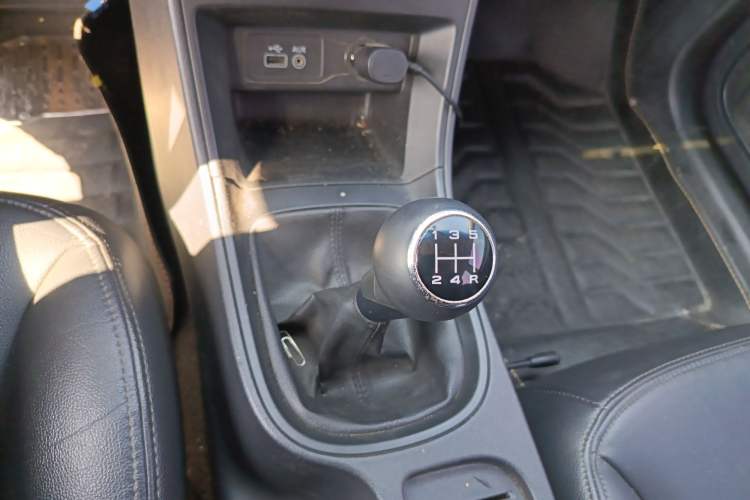 Used Roewe 360 2015 1.5L Manual Luxury Edition Gear Lever