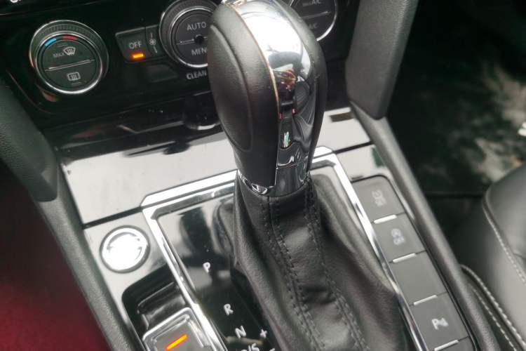 Used Volkswagen Lamando 2017 330TSI DSG Luxury Edition Gear Lever
