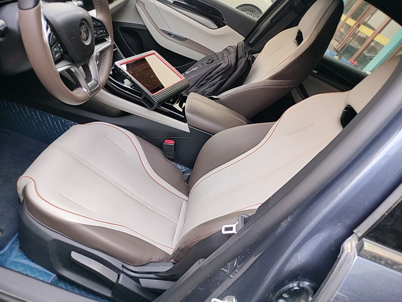 المقاعد الأمامية داخل السيارة