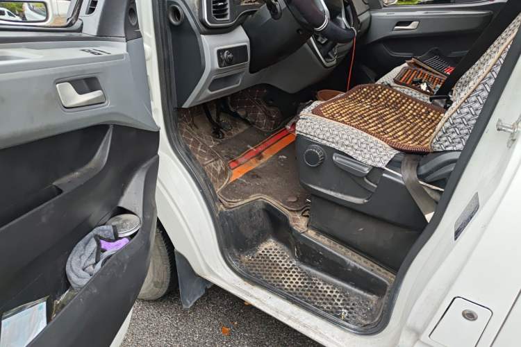 Used SAIC MAXUS Xintu V80 2021 2.0T Manual Classic Aoyuntong Short Wheelbase Ultra-Low Roof 5/6-Seater Driver Seat