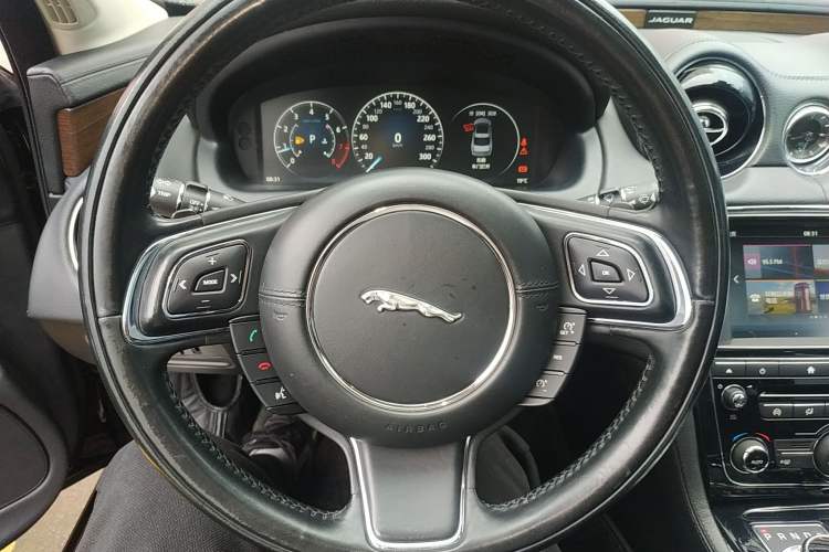 Used Jaguar XJ 2016 XJL 3.0 SC Two-Wheel-Drive Elegant Business Edition Steering Wheel