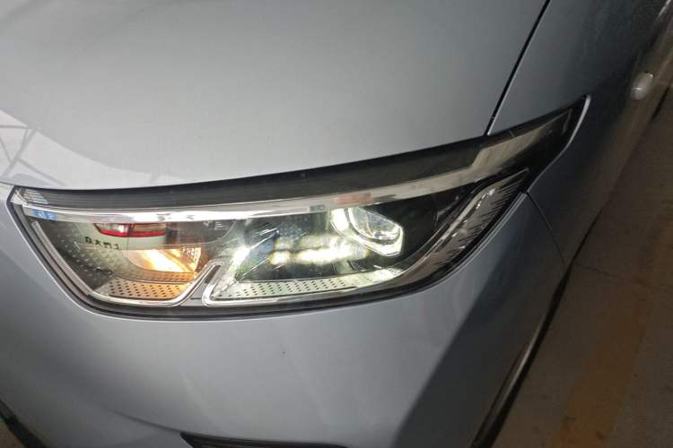 Used Wuling Yangguang 2024 300KM Comfort Version Passenger Van 75kW
