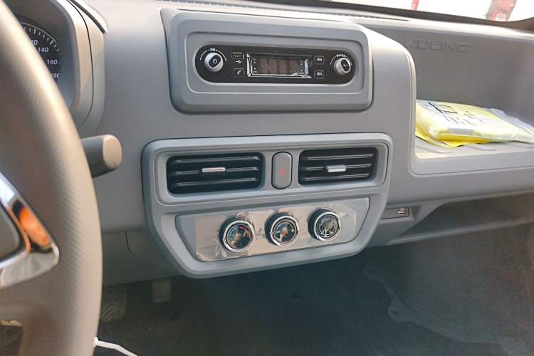 Used Wuling Yangguang 2024 300KM Comfort Version Passenger Van 75kW