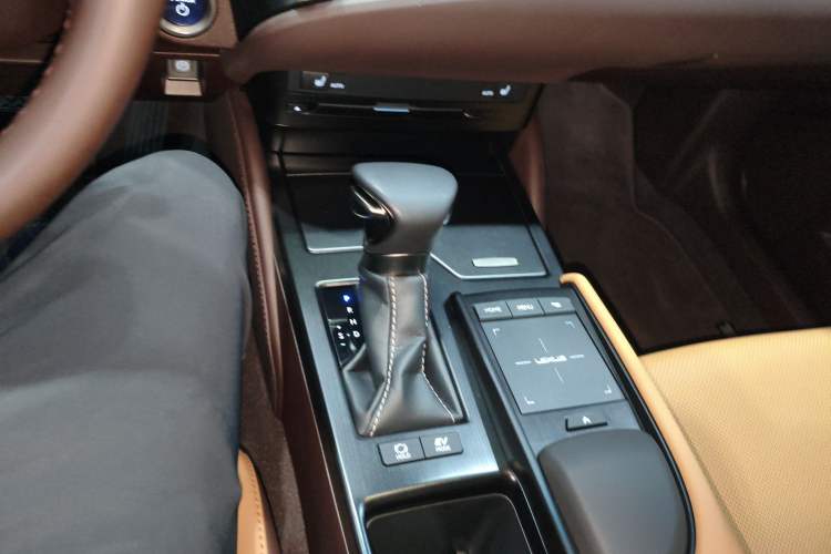 Used Lexus ES 2020 300h Premier Edition
