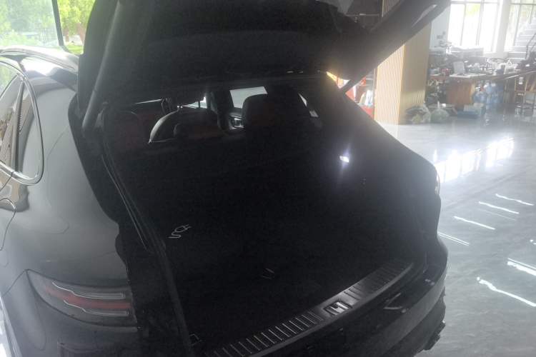 Used Porsche Cayenne E-Hybrid 2019 Cayenne E-Hybrid 2.0T Trunk