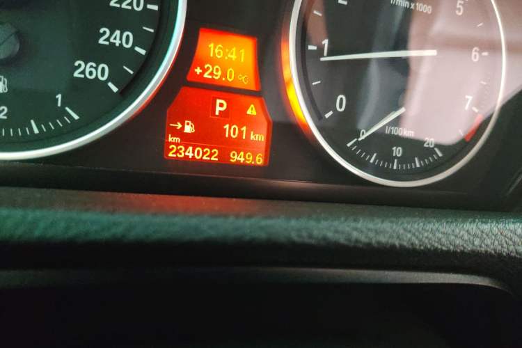 Used BMW X5 2011 xDrive35i Leading Model Odometer Close Up