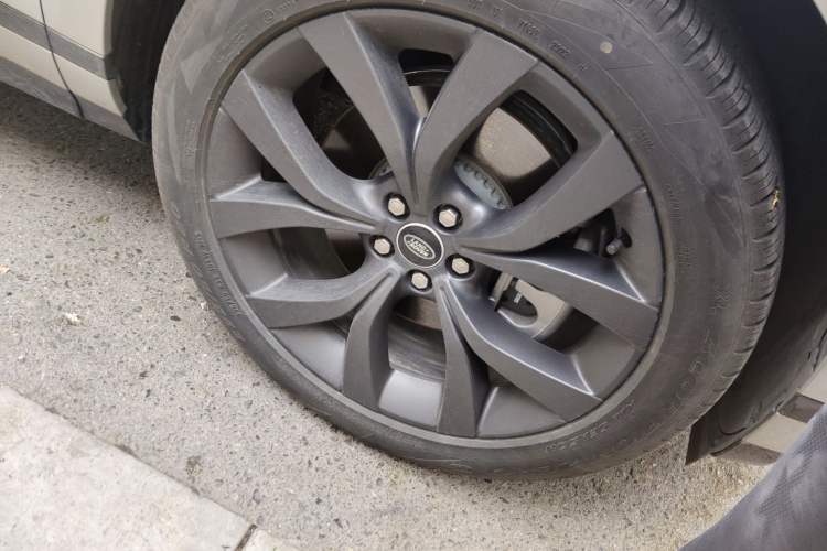 Used Land Rover Range Evoque 2022 Aurora L 249 PS R-Dynamic Collins Antique Bronze Special Edition Right Front Wheel Hub