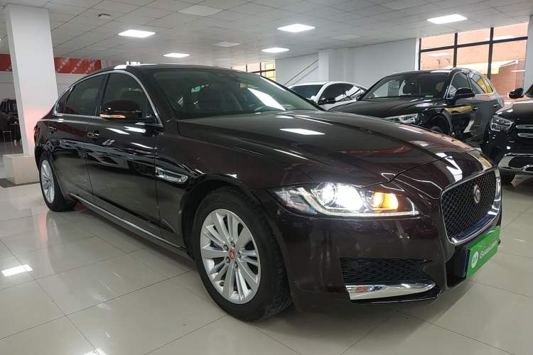 Used Jaguar XFL 2019 XFL 2.0T 200PS Two-Wheel-Drive Luxury Edition Front Right 45 Deg