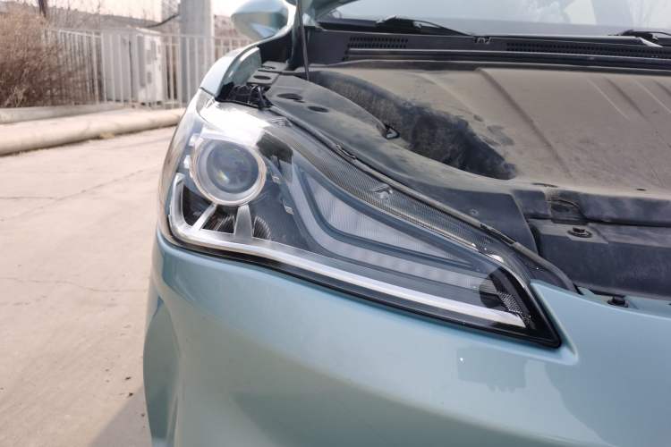 Used NETA V 2021 Standard Range Entertainment Version – Upgraded Model Right Front Headlight