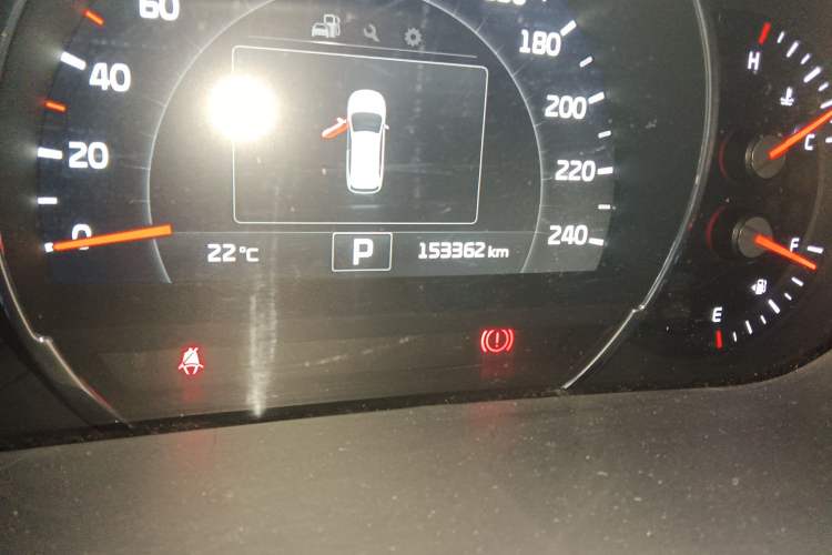 Used Kia Sorento 2015 Sorento L 2.4L Gasoline 4WD Elite Edition 7 Seats China IV Standard Odometer Close Up