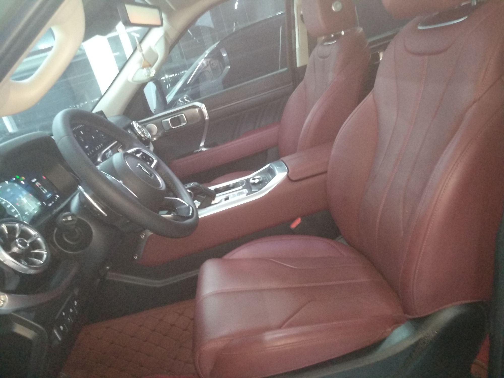 المقاعد الأمامية داخل السيارة