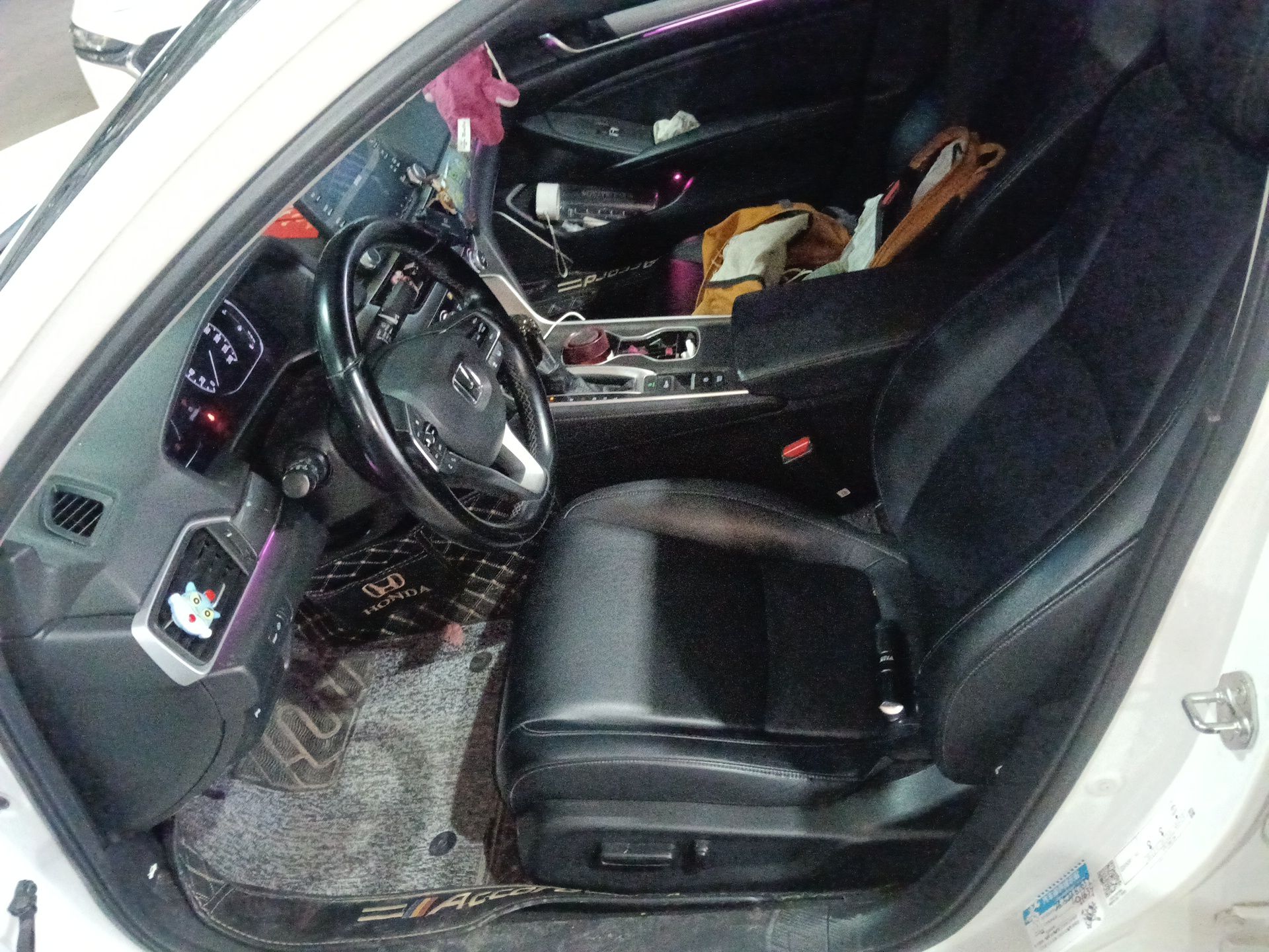 المقاعد الأمامية داخل السيارة