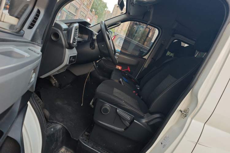 Used SAIC MAXUS Xintu V80 2023 2.0T AMT Classic Aoyuntong Long Wheelbase Mid-Height 6/7/8/9-Seater