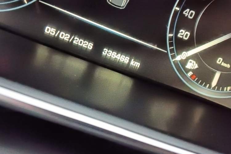 Used Land Rover Range Sport 2015 3.0 SC V6 HSE Odometer Close Up