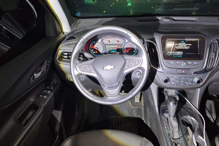 Used Chevrolet Equinox 2018 RS 550T Automatic All-Wheel-Drive Boundary Edition Steering Wheel