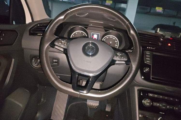 Used Volkswagen Tiguan L 2017 330TSI Automatic Two-Wheel Drive Luxury Edition Steering Wheel