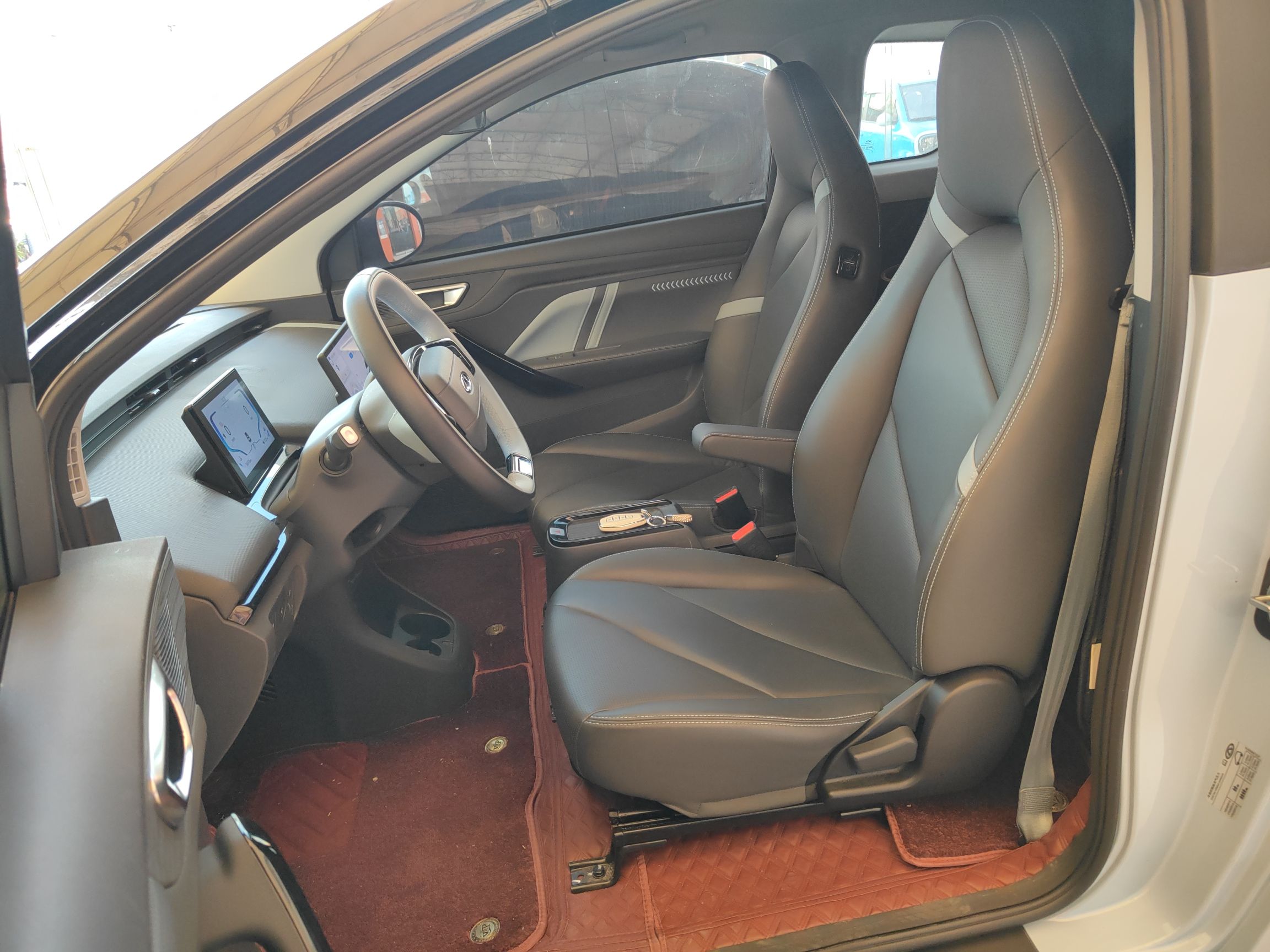 المقاعد الأمامية داخل السيارة