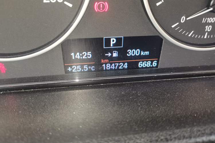 Used BMW 3 Series 2015 320Li Fashion Model Odometer Close Up