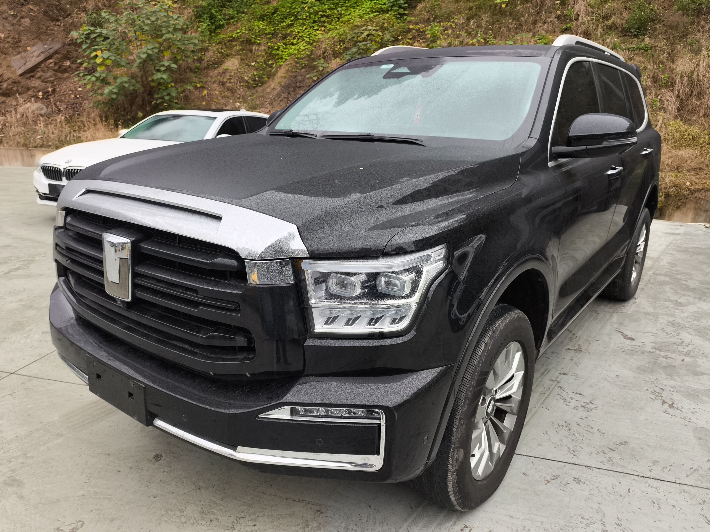 تحت مقدمة السيارة