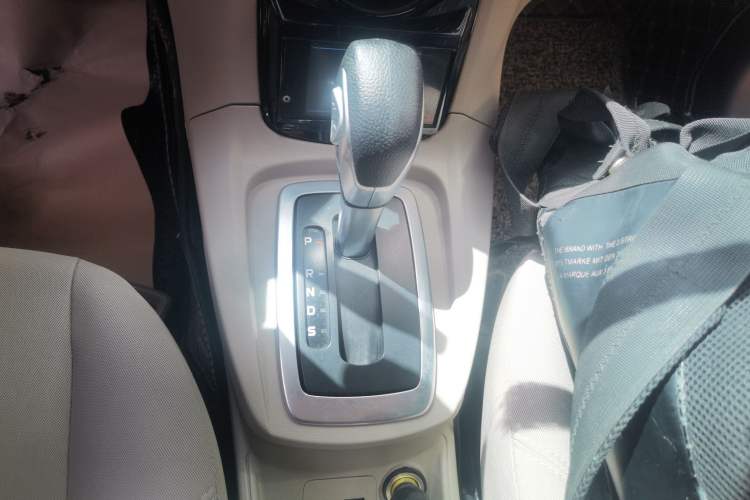 Used Ford Fiesta 2013 Sedan 1.5L Automatic Fashion Edition Gear Lever