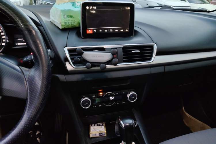 Used Mazda 3 Axela 2014 Sedan 1.5L Automatic Luxury Model