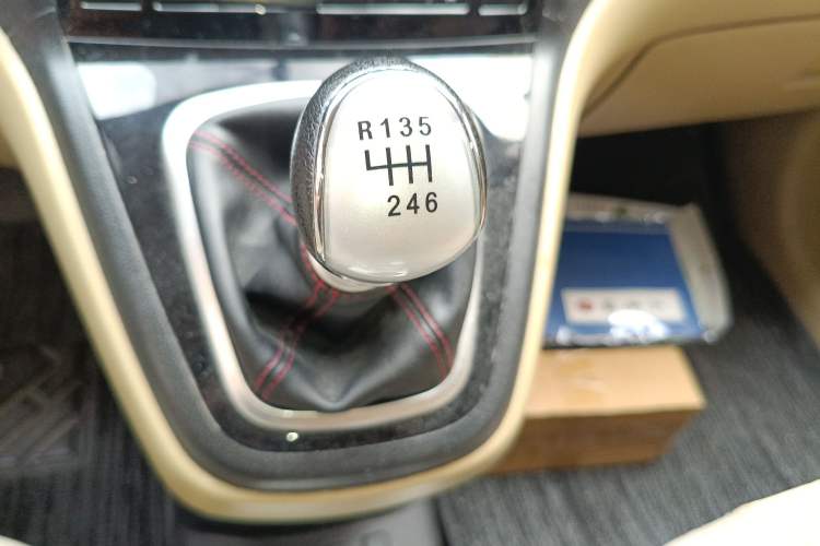 Used Haval H6 2011 Green Silence 2.0T Manual Two-Wheel Drive Urban Model
